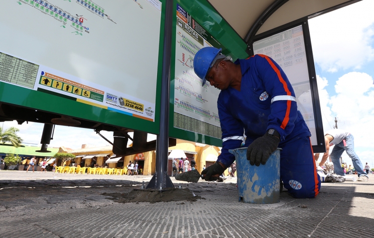 Novos abrigos começam a ser instalados em Aracaju - SMTT Aracaju